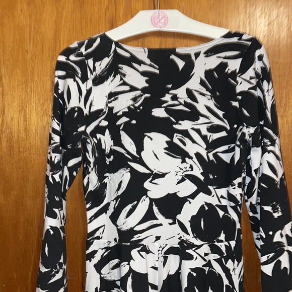 •ABERCROMBIE&FITCH•NWOT BLACK & WHITE V-NECK FLORAL 3/4 SLEEVE DRESS SIZE MEDIUM - Picture 6 of 9